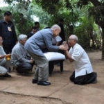 ព្រះមហាក្សត្រ យាងសំណេះសំណាលសាកសួរសុខទុក្ខ និងប្រោសព្រះរាជទាន ព្រះរាជអំណោយ ជូនដល់ប្រជានុរាស្រ្ត ជិត៥០...