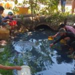 ប្រជាពលរដ្ឋ​​នាំគ្នាសម្រុកទៅ​ដង​ប្រេង​ ដែល​ធ្លាយ​ចេញពី​ស្ថានីយ៍​មួយ​កន្លែងនៅ​ជិត​ផ្លូវជាតិ​លេខ​៣