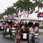 ឯកអគ្គ​រដ្ឋ​ទូត​អាមេ​រិក និង​បុគ្គលិក​ស្ថាន​ទូតប្រចាំ​កម្ពុជា ជិះ​រ៉ឺម៉ក​កង់​បី​ជុំវិញ​​ភ្នំពេញ​ ដើម...