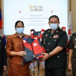 កង​ទ័ព​ជើង​គោក​ ទទួល​អាវ​ពោង​សុវត្ថិភាព​ចំនួន​១​ម៉ឺន​អាវ ពី​កាក​បាទ​ក្រហម​កម្ពុជា​