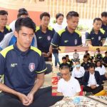 កីឡាករបាល់ទាត់ និងក្រុមគ្រូបង្វឹក Tyfi Army FC សម្មាធិរម្ងាប់ភាពឆេវឆាវ ដើម្បីបញ្ចៀសជ...