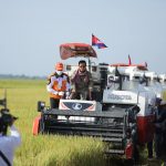 សម្តេច​តេជោ​ ហ៊ុន សែន អញ្ជើញ​ចុះ​ពិនិត្យ​ការ​បង្កបង្កើន​ផល​ស្រូវ និង​សំណេះ​សំណាល​ជាមួយ​ប្រជាកសិករ​ក្...