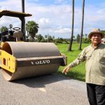 ឯក​ឧត្តម​​បណ្ឌិត​សភាចារ្យ អ៊ុក រ៉ាប៊ុន ចុះ​ពិនិត្យ​ការងារ​ជួស​ជុលផ្លូវ​ក្រាល​កៅស៊ូ​ពីរ​ជាន់ ក្នុងស្រ...