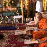 សម្តេច​ចៅហ្វា​វាំង គង់​ សំ​អុល នាំ​យក​បច្ច័យ​និង​ទេយ្យ​វត្ថុ ប្រគេន​ព្រះ​សិរី​ធម្មញ្ញាណ​ សុខ​ ថាន ព្...