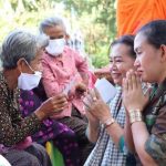 ប្រជាពលរដ្ឋមានជីវភាពលំបាកខ្វះខាតស្ថិតក្នុងឃុំទ្រៀល ខេត្តកំពង់ធំ ទទួលបានអំណោយរបស់មេបញ្ជាការកងទ័ពជើងគោ...