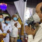 ឯកឧត្តមបណ្ឌិតសភាចារ្យ  អ៊ុក  រ៉ាប៊ុន  និងក្រុមការងារអញ្ជេីញចូលរួមបុណ្យសពលោក ឈួង  ឃឿន  ប្រធានក្រុមប្រ...