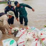 សមត្ថកិច្ច​យក​លៀស​ជាង​៤​តោន​ទៅ​ចាក់​លែង​ក្នុង​ទឹក​ទន្លេ​វិ​ញ​ ក្រោយ​​ពី​​ស្ទាក់​​ចាប់​​បាន​​ពី​​កា​រ...
