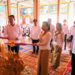 លោក​ជំទា​វ​ ប៊ន​ សុភី​ ដឹក​នាំ​មន្ត្រី​រាជ​ការ​ក្នុង​អង្គ​ភាព​ចំនួន​៥​ទៅ​ចូល​រួម​កាន់​បិណ្ឌ​វេន​ទី​៩...