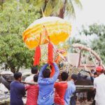 ទូក​ព្រះ​ទី​នាំង​សារាយ​អណ្តែត​ចង្ហាន់​ហុយ​ រំកិល​ចុះពីលើបង្គង ដើម្បីត្រៀមដង្ហែរចុះទឹកនៅថ្ងៃស្អែក