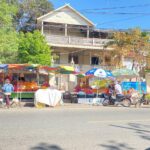 អាជ្ញាធរ​ក្រុងកំពង់​ឆ្នាំង៖ អ្នកលក់ទំនិញលើ​ការ៉ូឡា​ឬដីចំណី​ផ្លូវ ត្រូវ​រើចេញ​ឲ្យអស់​ត្រឹមថ្ងៃទី៦​ កុ...