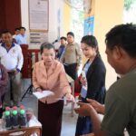 លោក​ជំទាវ​កិត្តិ​សង្គ​ហ​បណ្ឌិត​ ម៉ែន​​ សំ​អន​ អញ្ជើ​ញ​ជួប​សំណេះ​សំ​ណាល​សាក​សួរ​សុខ​ទុក្ខកម្ម​ករ​ កម្...