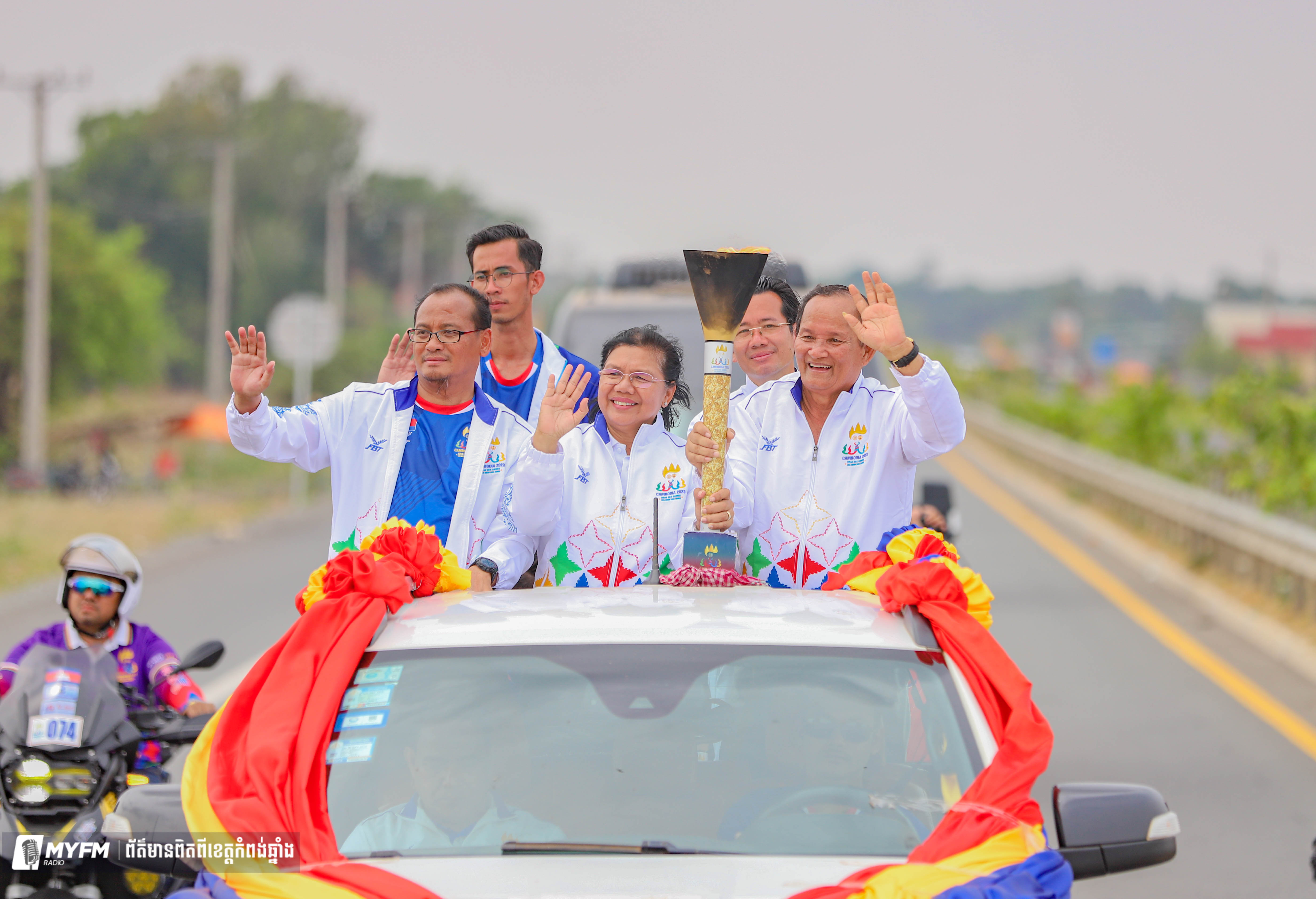 មហាជន​នៅខេត្តកំពង់ឆ្នាំង​យ៉ាង​ច្រើន​កុះករ ចូល​រួម​​អបអរ​សាទរ​ក្បួនដង្ហែ​​ព្រះ​អគ្គិជ័យ​​កីឡា