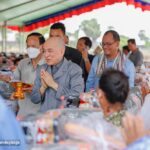 ព្រះ​មហាក្សត្រ​សព្វ​ព្រះ​រាជ​ហឬ​ទ័យ​ ស្តេច​យា​ង​ប្រទាន​ព្រះ​រាជ​អំ​ណោយ​ដល់​ប្រជា​កសិករ​ចំនួន​៤៤០​គ្រ...