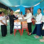 គ្រួសារសពក្នុងហេតុការណ៍គ្រោះថ្នាក់ចរាចរណ៍ នៅស្រុកកំពង់ត្រឡាច បានទទួលអំណោយ ពីកាកបាទក...