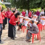 ប្រជាពលរដ្ឋងាយរងគ្រោះចំនួន៦៦គ្រួសារ នៅក្នុងស្រុកទឹកផុស បានទទួលអំណោយមនុស្សធម៌ ពី...