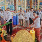 ឯកឧត្តម​ ស៊ីវ​ រុន​ ប្រធាន​ក្រុម​ប្រឹក្សា​ខេត្ត រួម​នឹង​មន្ត្រីរាជ​ការ​ អញ្ជើញ​ទៅ​ដាក់​បិណ្ឌ​វេន​ទី​...