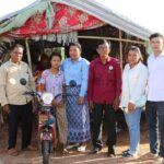 ថ្នា​ក់​ដឹក​នាំ​សាខា​កាក​បាទ​ក្រហម​កម្ពុជា​ខេត្ត​កំពង់​ឆ្នាំង​បាន​ នាំ​យក​គ្រឿង​ឧបភោគ​បរិភោគ​ចែក​ជូន...