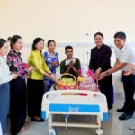 អ្នក​តំណាង​រាស្ត្រ​មណ្ឌល​កំពង់​ឆ្នាំង​ បាន​អញ្ជើញ​សួរ​សុខ​ទុក្ខ​វរកងទ័ព​ជួរ​មុខ​ កំពុង​សម្រាក​ព្យាបា...
