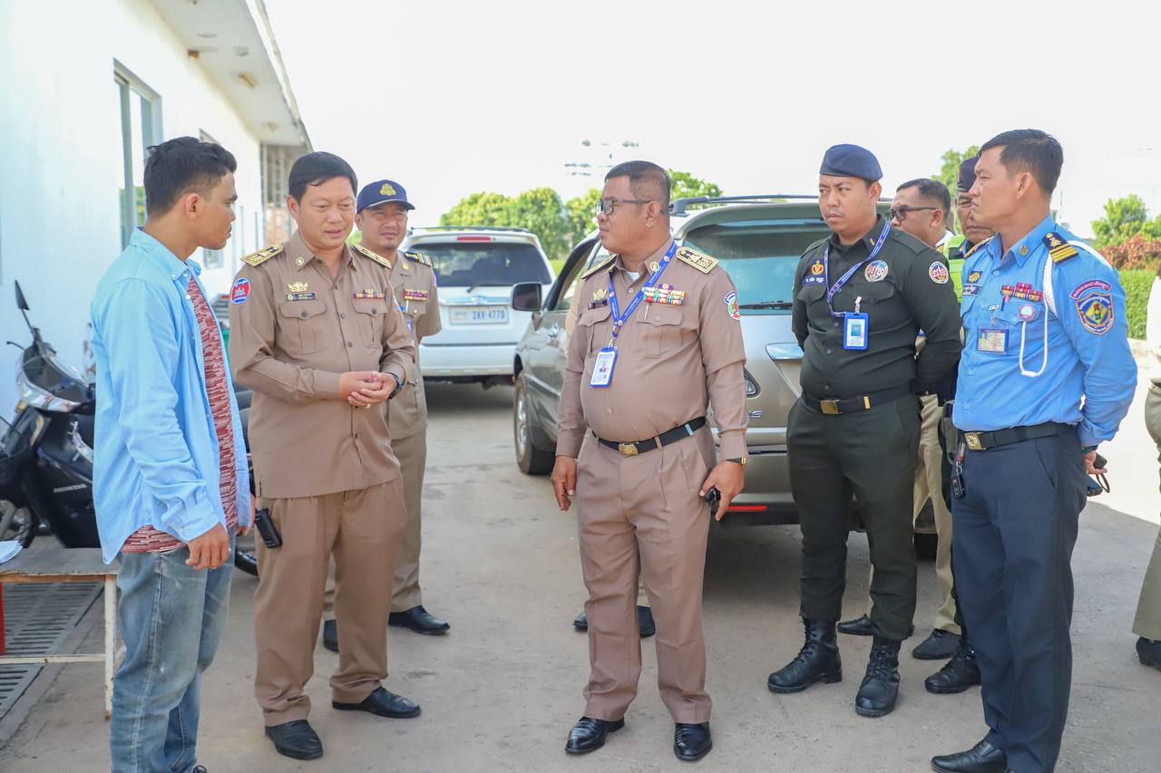 កម្លាំងចម្រុះខេត្តកំពង់ឆ្នាំង ចុះធ្វើរដ្ឋបាល និងពិនិត្យសង្វាក់ផលិតកម្ម នៅតាមរោងក្នុងស្រុកសាមគ្គីមានជ័យ