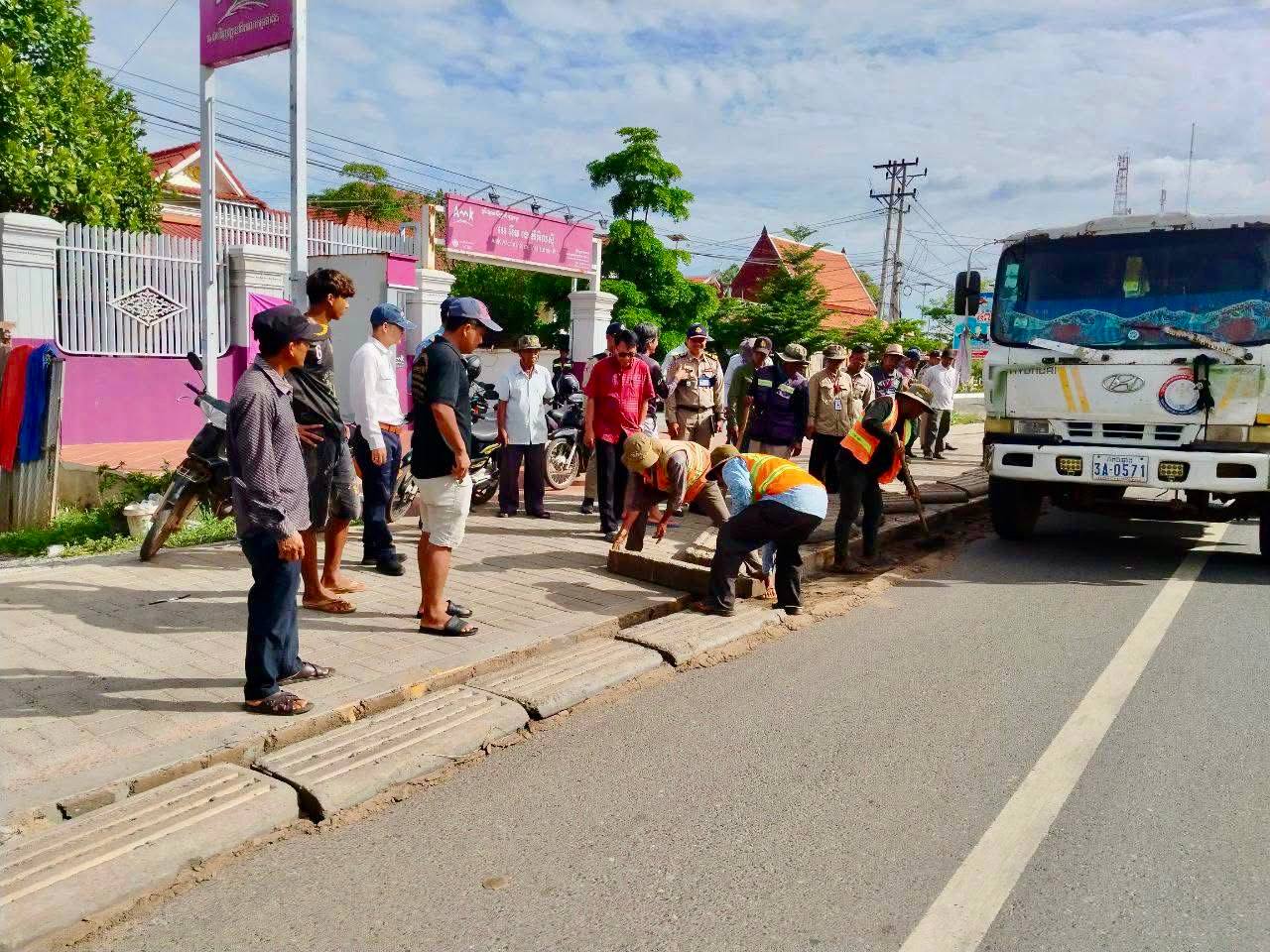 មន្ត្រីជំនាញនិងអាជ្ញាធរ ចុះរុះរើខឿនបេតុងដែល ប្រជាពលរដ្ឋចាក់លើចិញ្ចើមផ្លូវជាតិលេខ៥ សម្រាប់ឡើងរថយន្ត និងម៉ូតូចូលលំនៅដ្ឋានរបស់ខ្លួន