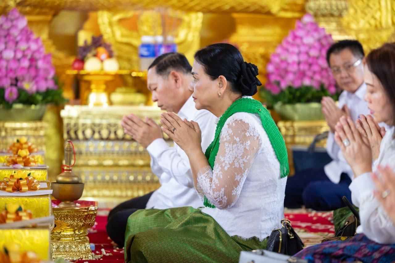ឯកឧត្តម ឆាយ ឫទ្ធិសែន និងលោកជំទាវ នាំយកទៀនព្រះវស្សា និងទេយ្យវត្ថុ ប្រគេនព្រះសង្ឃចំនួន ៣៣វត្ត ស្ថិតនៅក្នុងស្រុកសាមគ្គីមានជ័យ ខេត្តកំពង់ឆ្នាំង