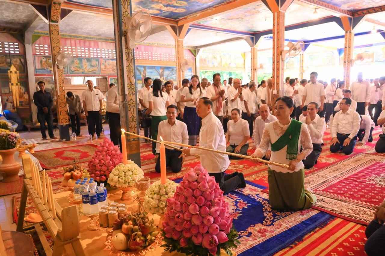 ឯកឧត្តម ឆាយ ឫទ្ធិសែន និងលោកជំទាវ នាំយកទៀនព្រះវស្សា និងទេយ្យវត្ថុ ប្រគេនព្រះសង្ឃ ចំនួន ២៧វត្ត-អាស្រម ស្ថិតនៅក្នុងស្រុកទឹកផុស ខេត្តកំពង់ឆ្នាំង