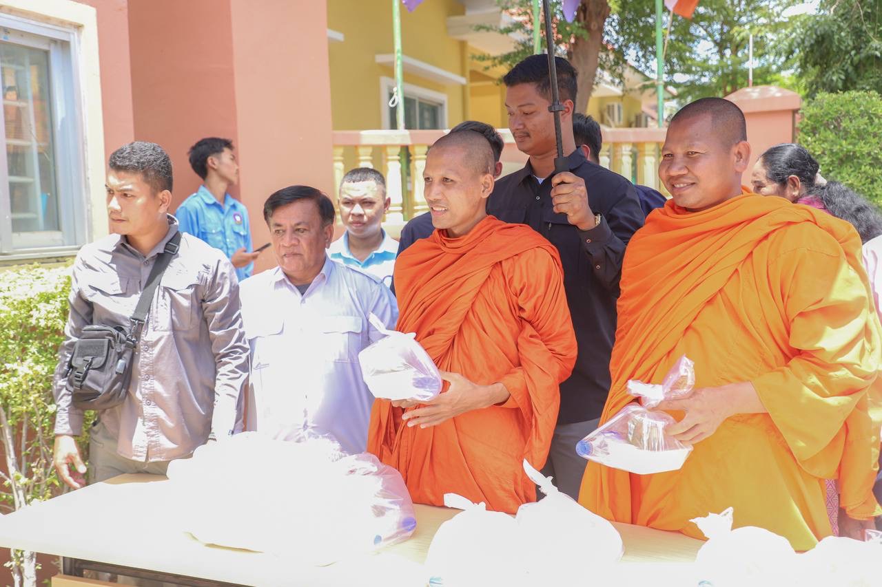 ព្រះធម្មវនវាសី ចន្ទមុនីនិងថ្នាក់ដឹកនាំខេត្តកំពង់ឆ្នាំង និមន្តនិងអញ្ជើញចែកអាហារថ្ងៃត្រង់ដល់បេក្ខជនប្រឡងសញ្ញាបត្រមធ្យមសិក្សាទុតិយភូមិ
