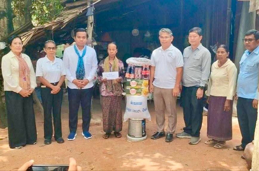 ប្រជាពលរដ្ឋជួបការលំបាក២០គ្រួសារ នៅក្នុងស្រុកសាមគ្គីមានជ័យ បានទទួលអំណោយពីក្រុមការងារមនុស្សធម៌ សម្តេចតេជោ និងសម្តេចធិបតី