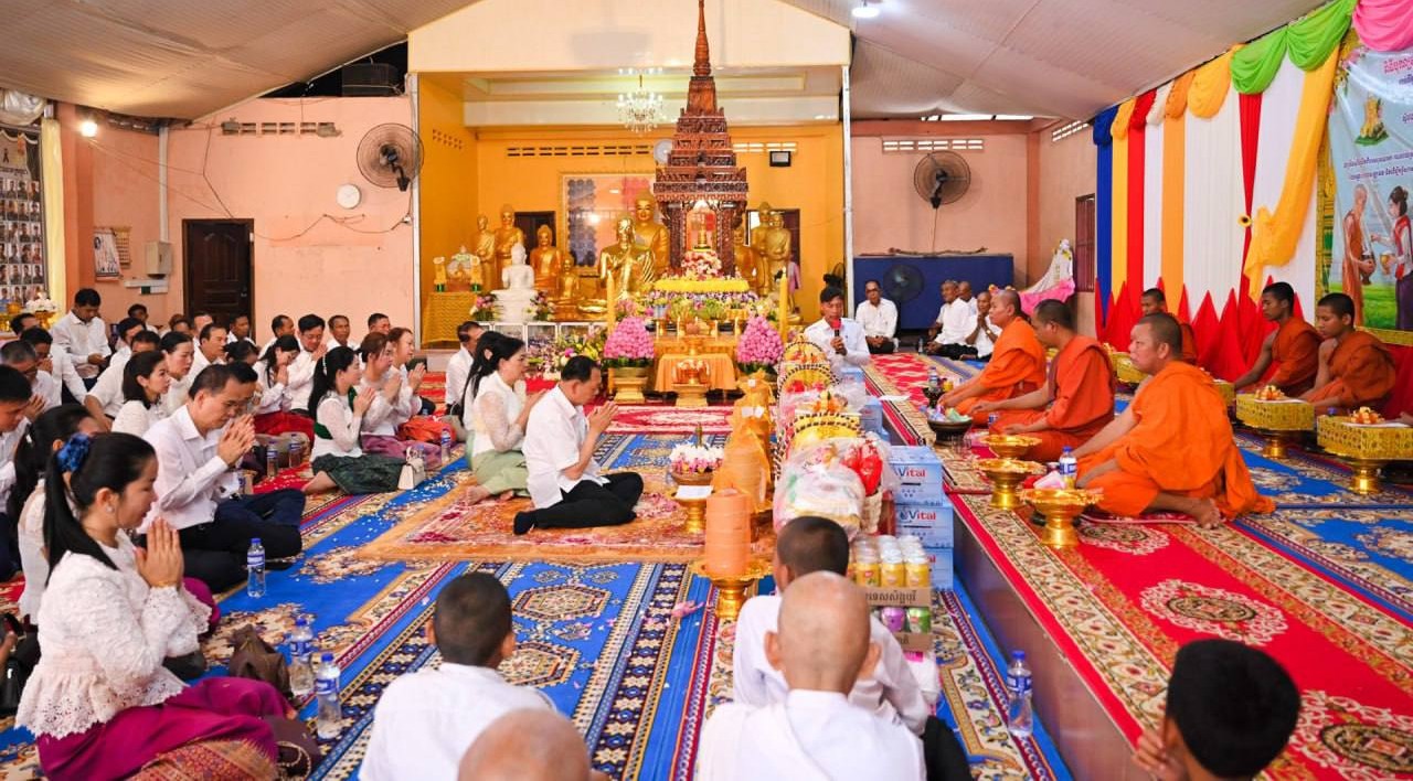 ឯកឧត្តម ឆាយ ឫទ្ធិសែន នាំយកទេយ្យទាន និងបច្ច័យរបស់សម្តេចធិបតីនិងលោកជំទាវបណ្ឌិតចូលរួមកាន់បិណ្ឌវេនទី១២ នៅវត្តចំនួន៣ ក្នុងស្រុកទឹកផុស ខេត្តកំពង់ឆ្នាំង