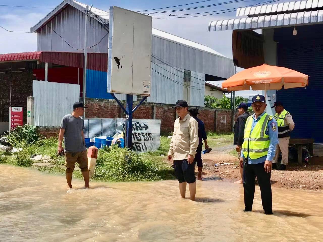 អភិបាលស្រុកសាមគ្គីមានជ័យ ចុះពិត្យផ្លូវពីផ្សារត្រាចទៅភ្នំព្រះធាតុ ដែលជន់លិចដោយជំនន់ទឹកភ្លៀង