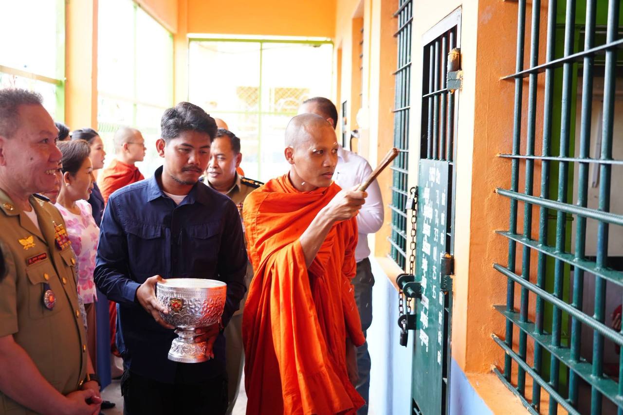 អគ្គនាយកដ្ឋានពន្ធនាគារ រៀបចំពិធីផ្តល់ឱវាទ និងអាហារសាមគ្គីដល់មន្ត្រីពន្ធនាគារ និងជនជាប់ឃុំនៅពន្ធនាគារខេត្តកំពង់ឆ្នាំង