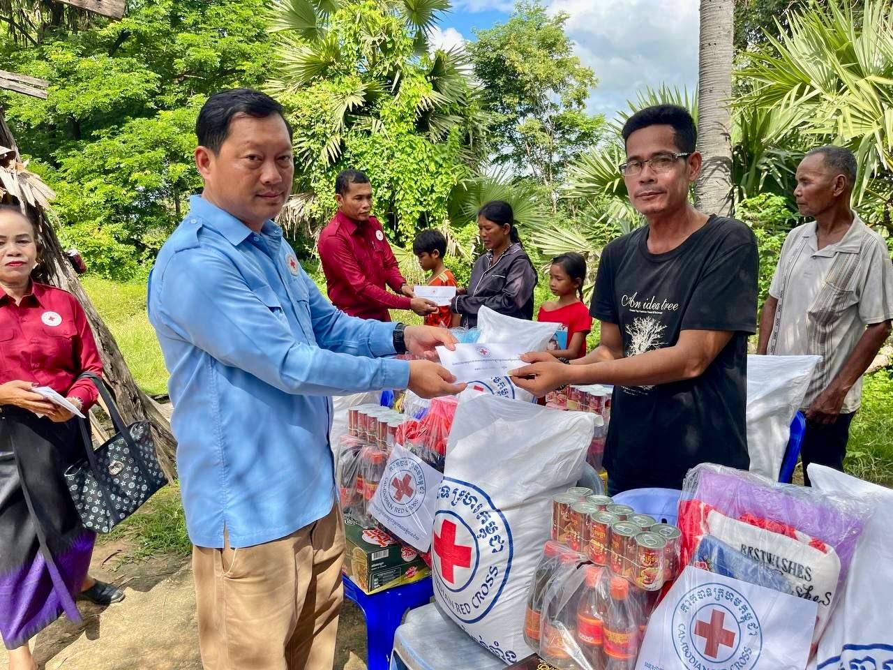 លោកឈួន ចាន់ណា ចុះសួសុខទុក្ខប្រជាពលរដ្ឋ១៤គ្រួសារ ដែលរងគ្រោះដោយសារជំនន់ទឹកភ្លៀង នៅឃុំសេដ្ឋី