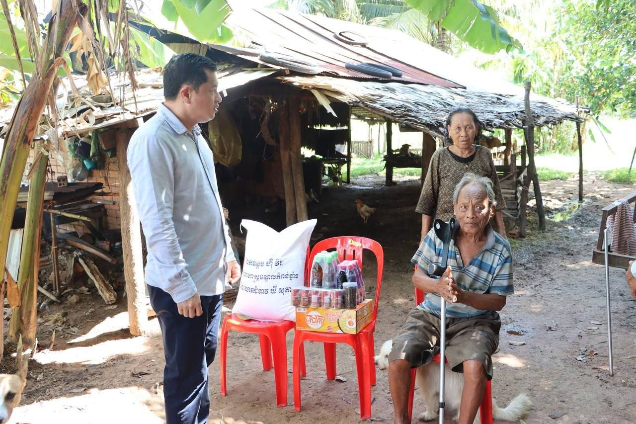 ឯកឧត្តម ហ៊ឺ វីរៈ ជួបសួរសុខទុក្ខអតីតយុទ្ធជន និងប្រជាពលរដ្ឋដែលមានជីវភាពខ្វះខាត នៅខេត្តកំពង់ឆ្នាំង