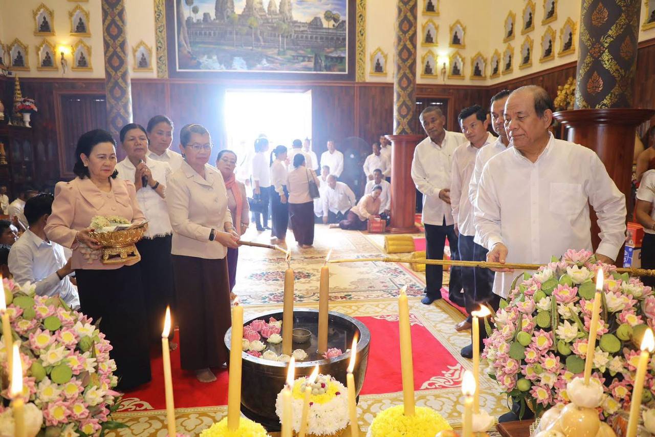 សម្តេច ម៉ែន សំអន អញ្ជើញអុជធូប និងថ្វាយគ្រឿងសក្ការៈព្រះសពព្រះមហាថេរបញ្ញានន្ទោ សំ បុណ្យសាន្ត នៅវត្តវារីផា សុខារាម