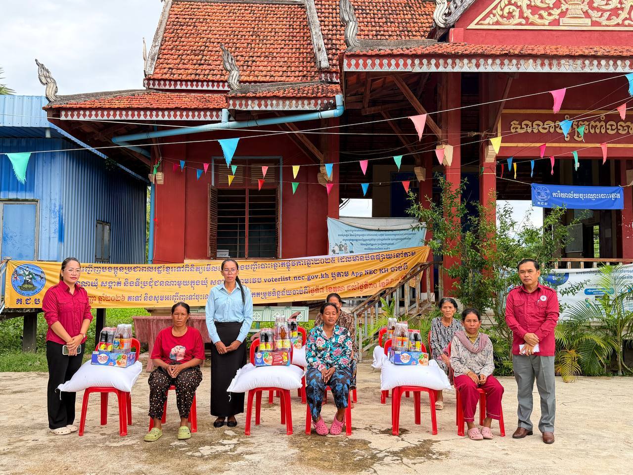 ប្រជាពលរដ្ឋខ្វះខាត ៦គ្រួសារ ទទួលបានអំណោយពីអនុសាខាកាកបាទក្រហមកម្ពុជា ស្រុកបរិបូរណ៍