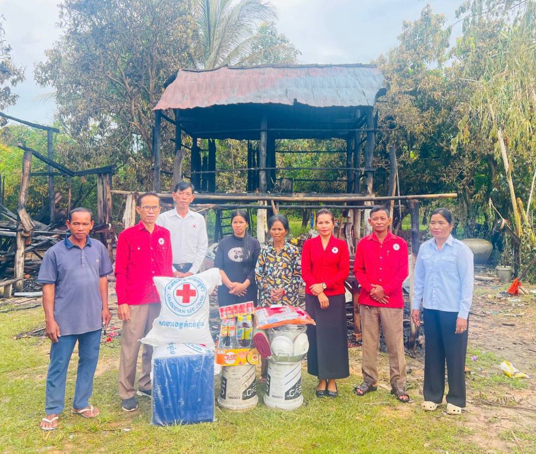 ប្រជាពលរដ្ឋរងគ្រោះមួយគ្រួសារទទួលបានអំណោយពី អនុសាខាកាកបាទក្រហមកម្ពុជា ស្រុកទឹកផុស