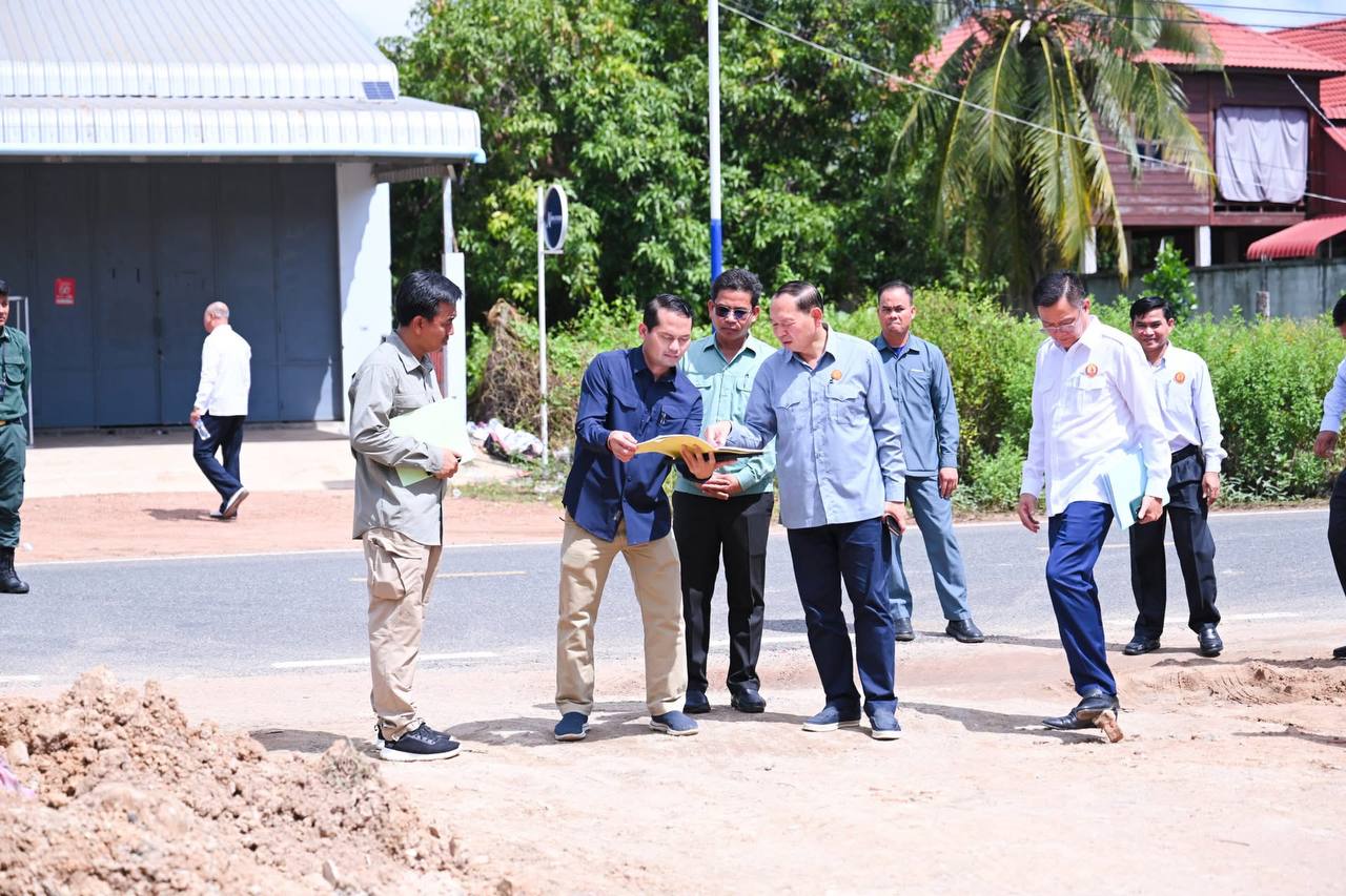 ឯកឧត្តម ឆាយ ឫទ្ធិសែន អញ្ជើញពិនិត្យវឌ្ឍនភាពសាងសង់អគារសាលប្រជុំថ្មី ក្នុងបរិវេណស្នាក់ការគណបក្សប្រជាជនកម្ពុជាស្រុកទឹកផុស